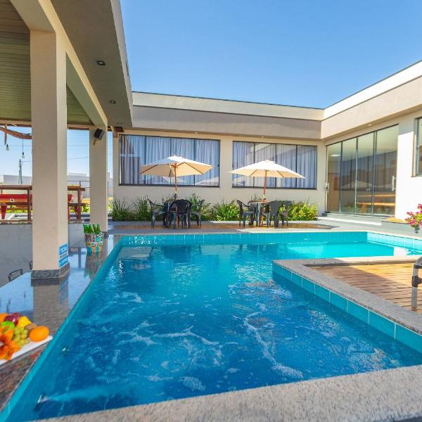 Charmosa Casa c/ 3 suítes e Piscina com Hidro