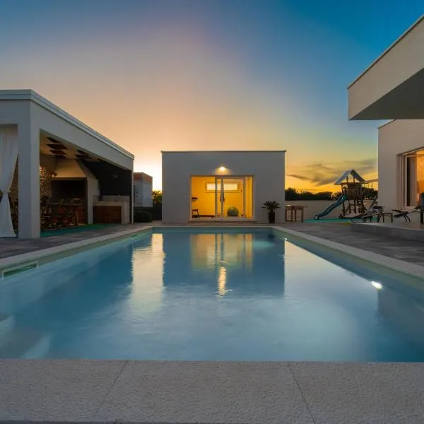 Villa ARIA with a private heated pool,位于德贝利亚克的酒店