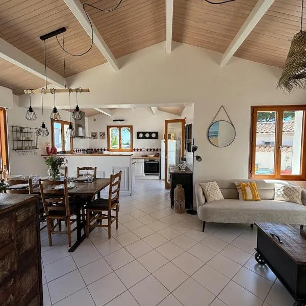 Jolie maison à 50 m de la plage – hotel w mieście Rivedoux-Plage