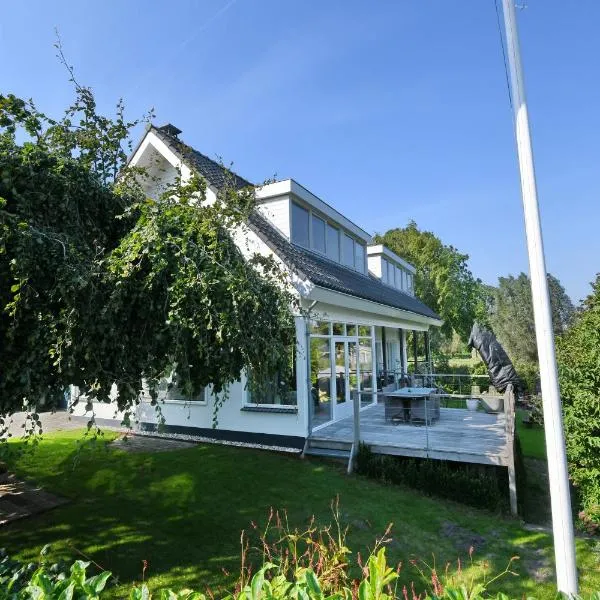 Comfortable villa on Kaag island between the lakes, hotel Kaagban