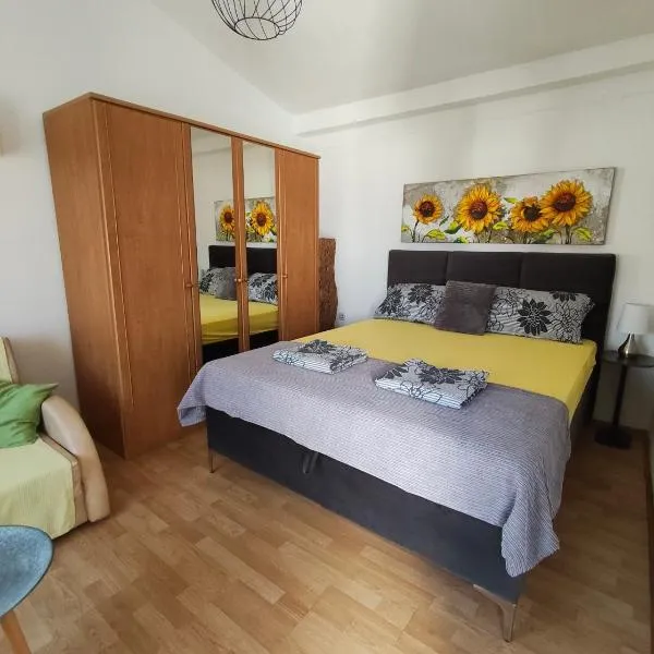 Apartmani ADRIATIC, hotel in Rogoznica