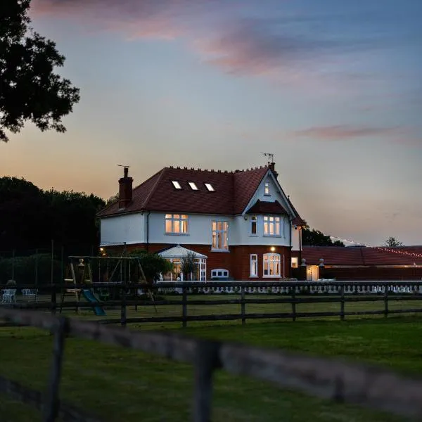 Merry Lakes - Luxury Lakeside Escape with Pool - Just 30 Minutes from London, hotel a Hutton
