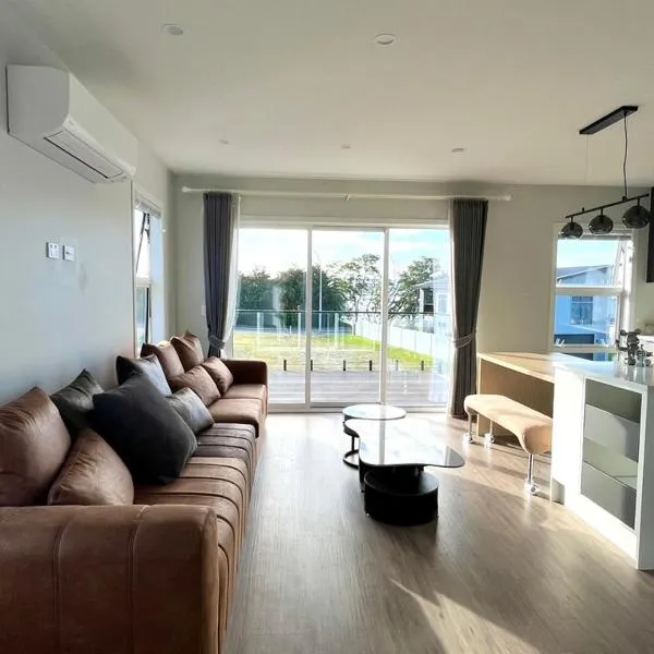 brand new Lakeside cozy deluxe, hotel en Taupo