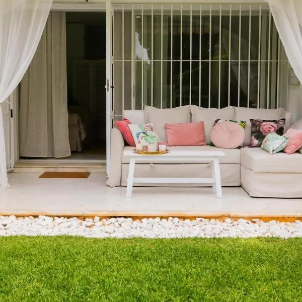 Stylish Boho Chic apartment 10 min walk from beach, Hotel in Mijas