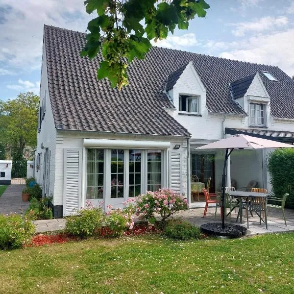 Domein 15 De Haan Nieuwmunster, 4-bedroom holiday house for up to 6 people, between Wenduine, 1 km, and De Haan, 2 km, 500 meters from the beach,15 min from Bruges, Ostend and Knokke, fenced garden, bed linen and towels provided, pet allowed, on demand, hotel sa Zuienkerke