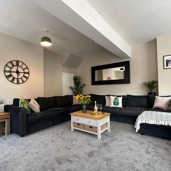 Llangollen High Street Sleeps 12, hotel in Llangollen