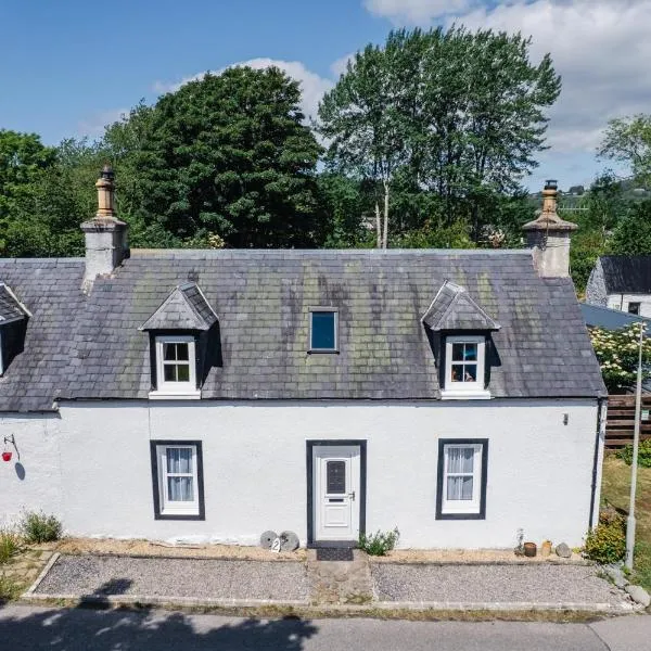 Traditional Highland Cottage Near Loch Ness, hotel v destinaci Drumnadrochit