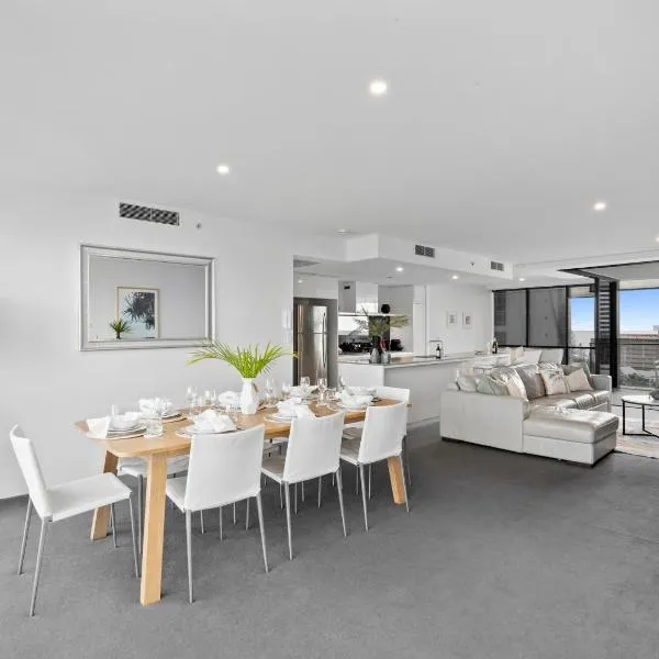Circle on Cavill, 2 bed, Pool, Spa, Steps to Beach, hotel v destinaci Gold Coast