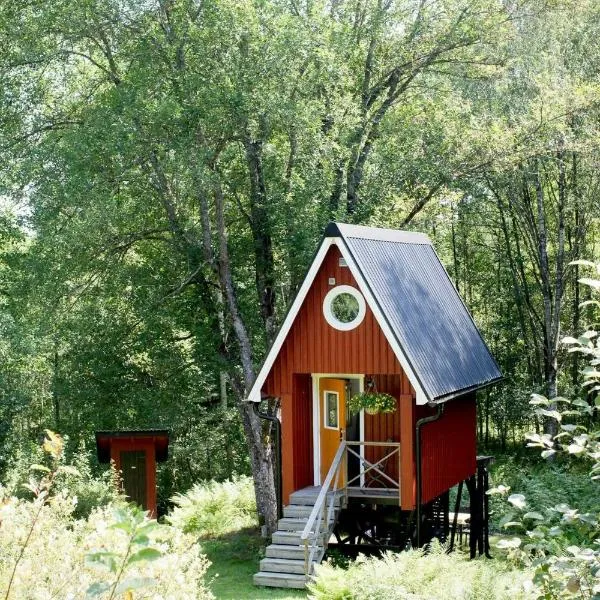 Small Cabin With Outdoor Kitchen By Forest Stream, hotell sihtkohas Trollhättan