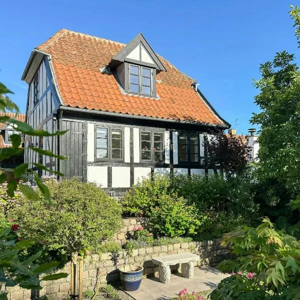 Half-Timbered House With Harbor View In Ebeltoft, hótel í Ebeltoft