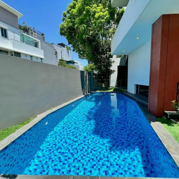 Luxury Villa With 5 Bed Room & Private Pool - 4 Minutes from The Beach By Walk, hotel en Da Nang