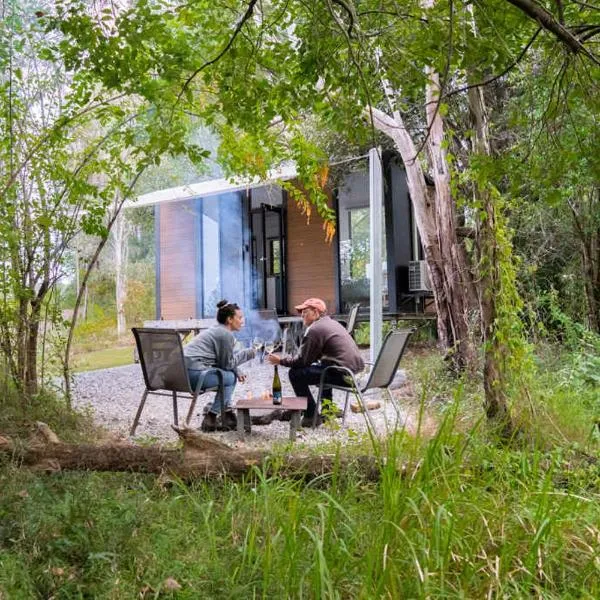 Hill Creek Tiny House 3 by Tiny Away, hotel em Perwillowen