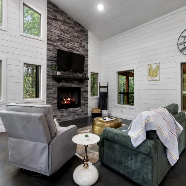 Whispering Retreat Sleeps 4, Hotel in Broken Bow