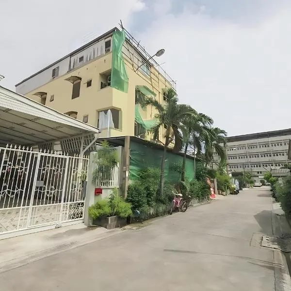 Sukhum Mega Bangna Guest House, hotel in Ban Khlong Thewa