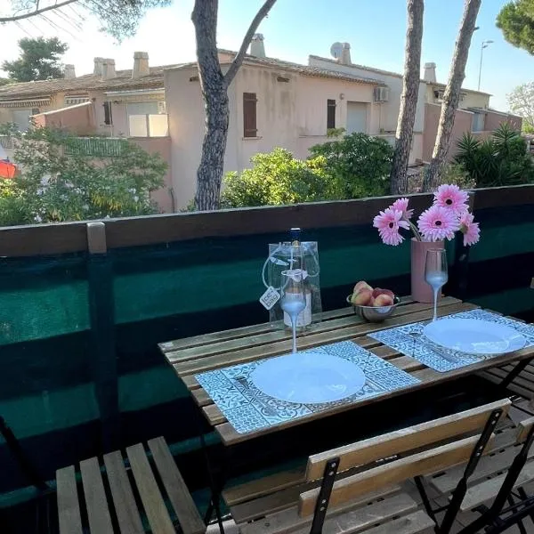 Appartement tout équipé village naturiste à 100 m, hotel in Cap d'Agde
