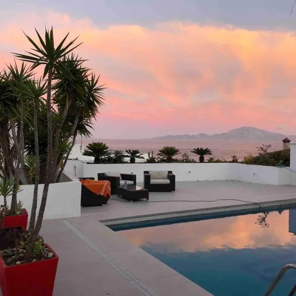 Suite with stunning views of Africa, hotel in Algeciras