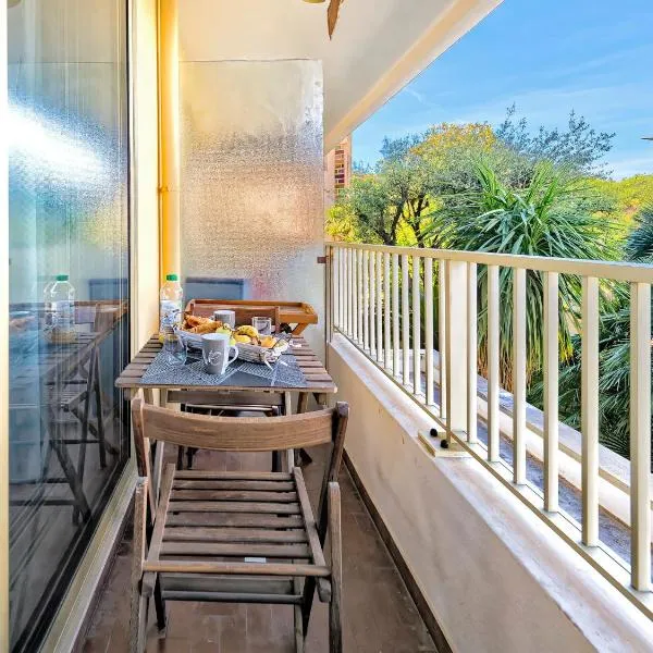 Studio rénové à 100 mètres de la plage, hotel v destinaci Antibes
