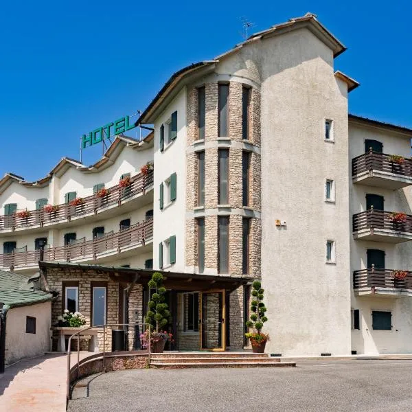 Hotel Pineta, hotel Cerro Veronesében