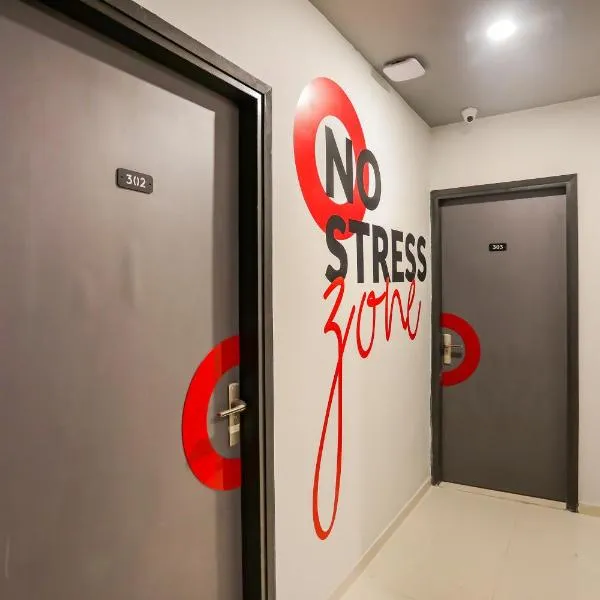 Super Collection O Le Noida Hotel Near Sector 76 Metro Station, hotel in Noida
