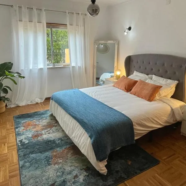 Cozy large rooms in Minde, Fatima, hotel en Minde