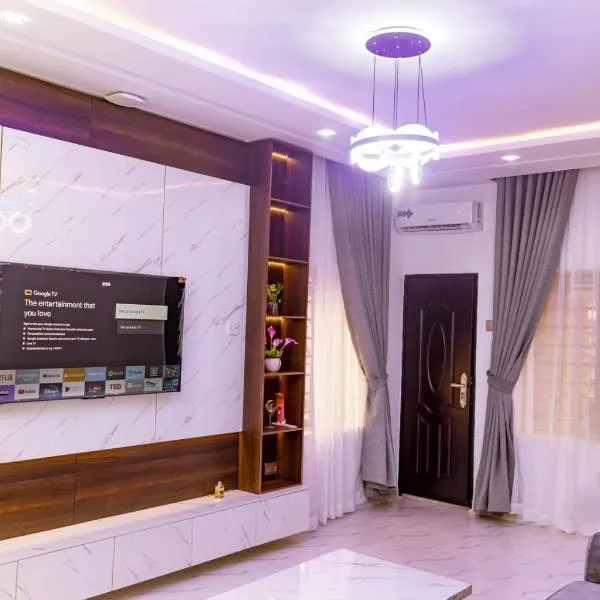 Crowned Crest Apartments, hotel in Akowonjo