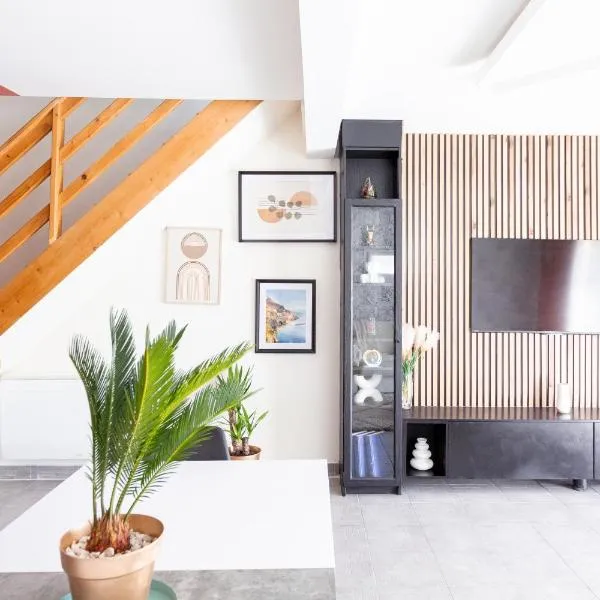 Loft tout confort avec parking et à moins 15 min Caen et des Plages, hotel em Démouville