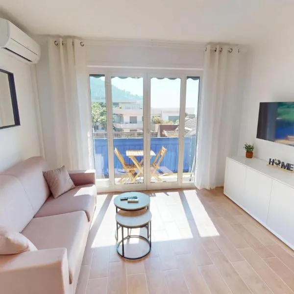 55E - Superbe studio climatisé entièrement rénové au 5ème et dernier étage sur le bord de Mer de Menton, hotel sa Menton