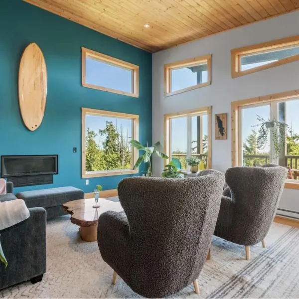 Panoramic Rainforest & Ocean Views, Fire Pit & EV Plug in Ucluelet, hotel di Ucluelet