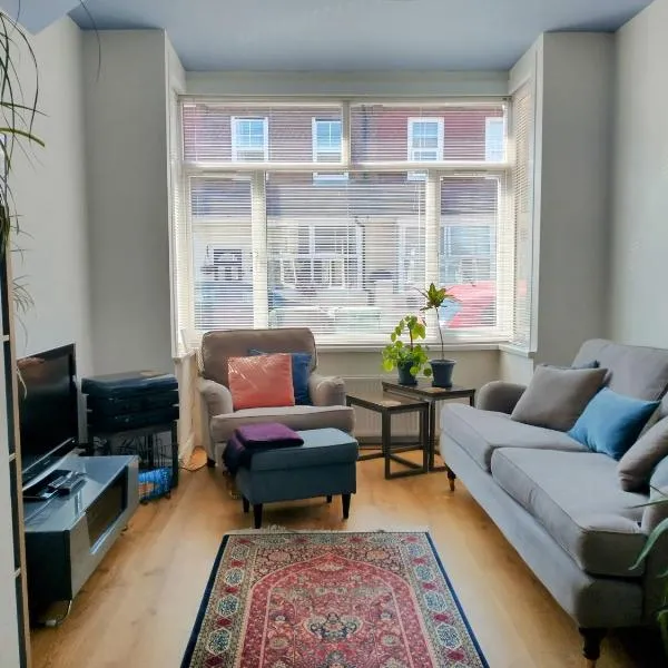 Charming 2-Bed Home in Eastbourne near beach & station, hotel in Eastbourne