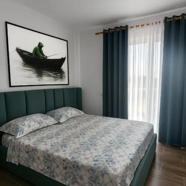 Bright Apartment Steps from the Shore, hotelli kohteessa Golem