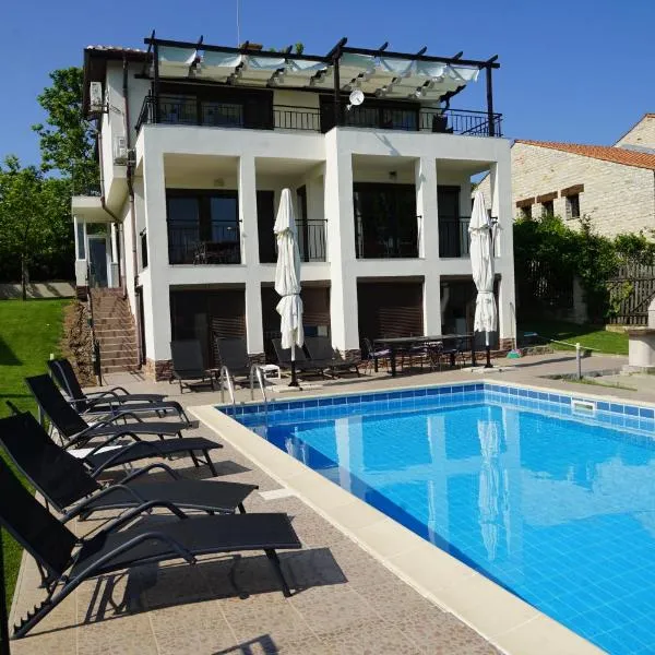 Six bedroom luxury villa with private pool in quiet residential area near beaches, hotell sihtkohas Sozopol