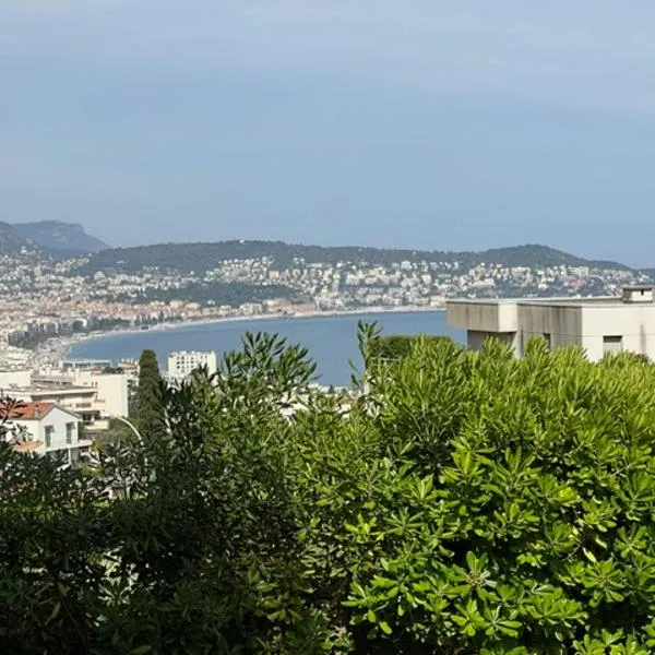 Spacieux appartement, Jardin, vue mer, calme, hotel in Nice