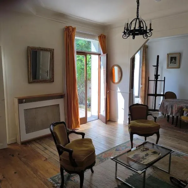 Large two-room apartment with garden、クルブヴォアのホテル