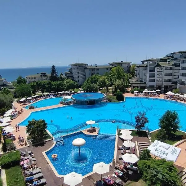 СПА Апартаменти за ГОСТИ Затворен комплекс ЕМЕРАЛД, hotel v destinaci Ravda