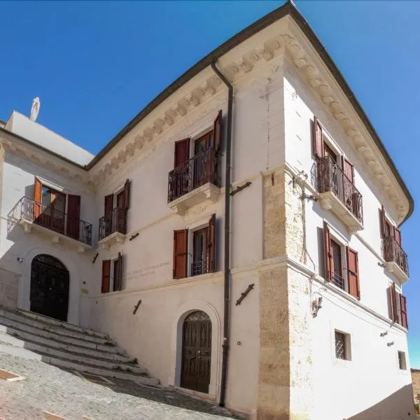 Palazzo D'Alessandro Wunderkammer & Suites B&B di charme, hotel v destinaci Caporciano
