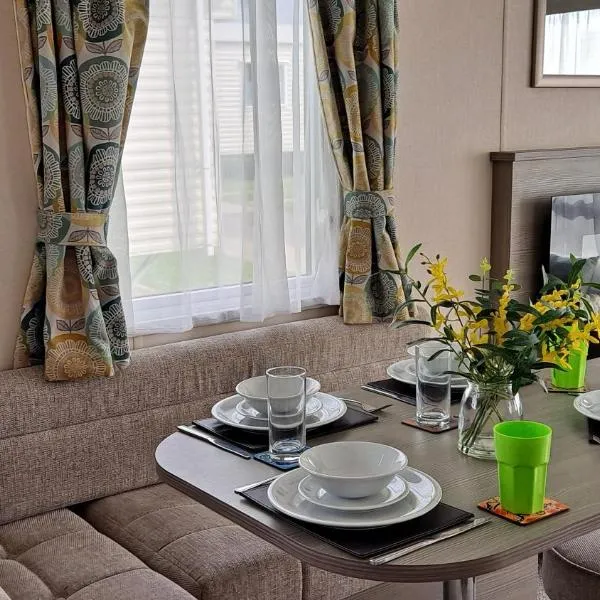 Hayling Island Holiday Park Holiday Home Sleeps 4, hotel in South Hayling