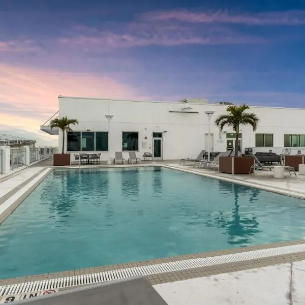 Chic 2BR Getaway Walk to Breweries and Art Walk, khách sạn ở St Petersburg