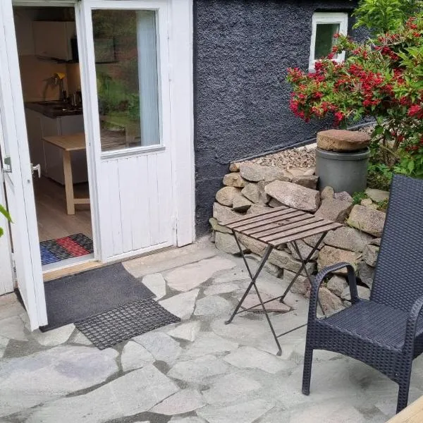 Liten lägenhet på Sommarro, hotel in Karlstad