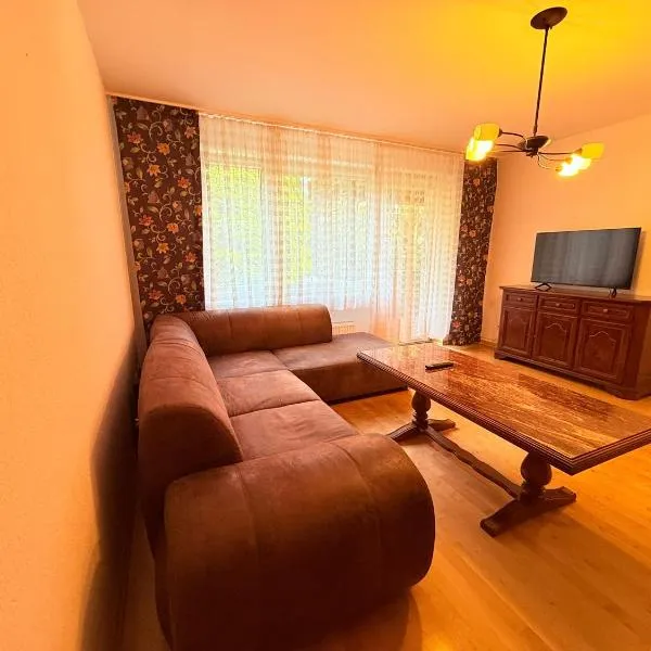 Altmodische 3 Zimmer Wohnung, hotel in Monheim