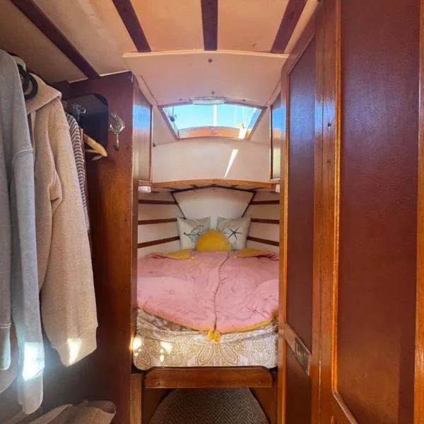 Cozy Oasis near Barcelona & Fresh Sea Breeze Boat Stay, Hotel in Castelldefels