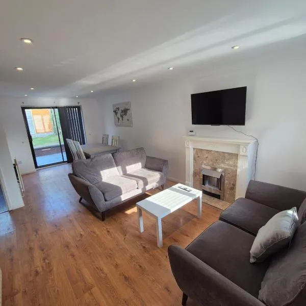 Bright & Cozy 3 Bed House with Parking, hotel in Northampton