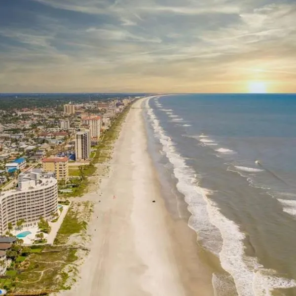 Coastal Escape Walkable, Cozy Pet-Friendly, hotel in Jacksonville Beach