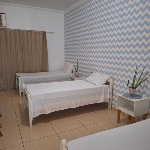 Quarto triplo com banheiro compartilhado