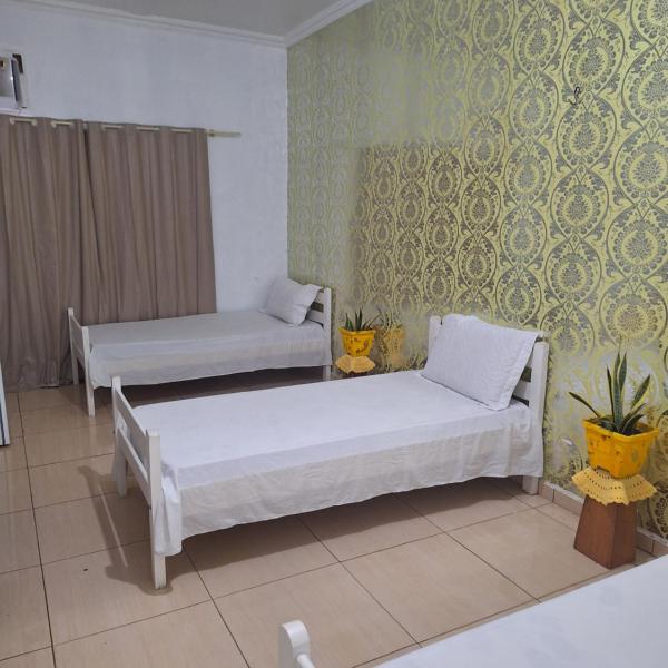 Quarto triplo com banheiro compartilhado