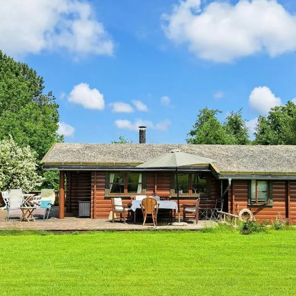 Log House In Holbæk With Vintage Charm, hotel u gradu Holbek