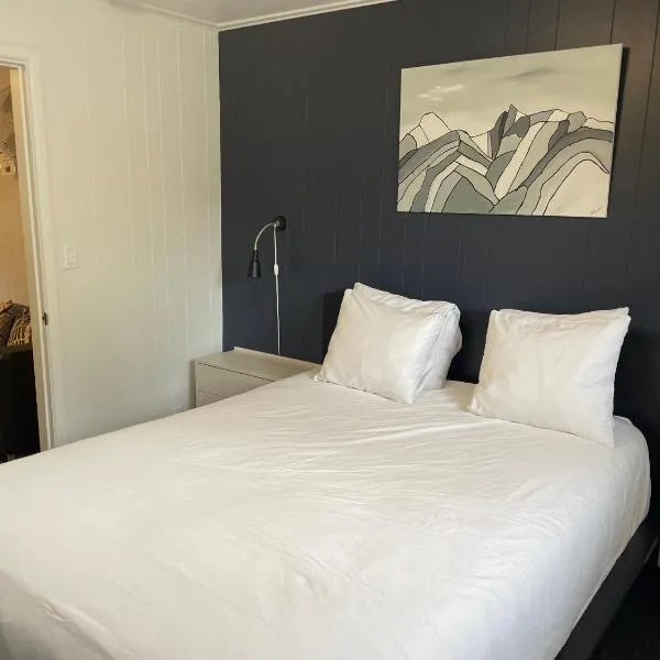 Pinewood Inn, hotel di Golden