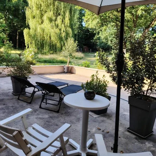 Appartement dans la campagne bourbonnaise, hotel v destinaci Pouzy-Mésangy