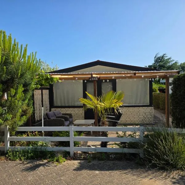 Lazy cabin near Hoek van Holland beach, hotel en Hoek van Holland