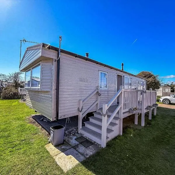 Lovely 6 Berth Caravan With Side Decking On Pakefield Holiday Park Ref 68032B, hotel in Lowestoft