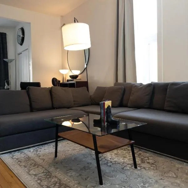 Perfect for Groups Big Livingroom 2 Backyard 3BR, hotel v Montrealu
